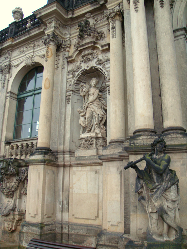 Скульптуры с другой стороны Королевских ворот